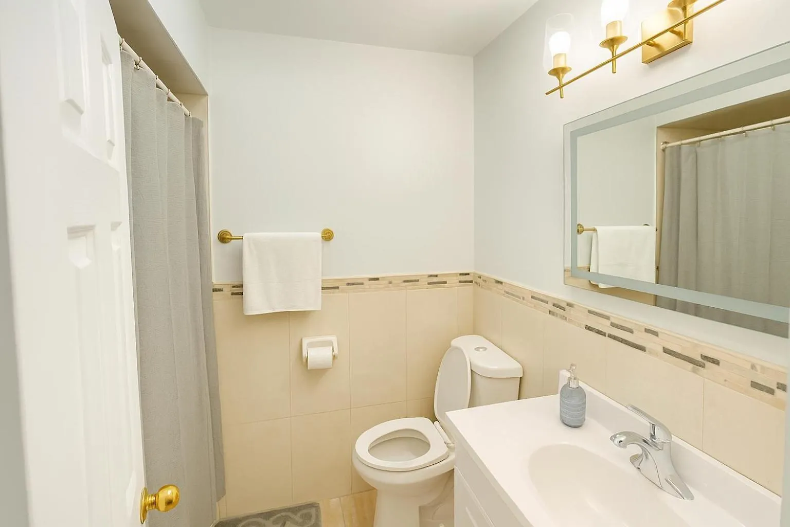 Nyaraló Newly Renovated Modern 3Br North York Bungalow Close To Rogers Stadium, Ttc Subway Access, Plus Wifi, Free Parking, Full Kitchen, Perfect For Family Travel, Group Trips Or Work Stays!