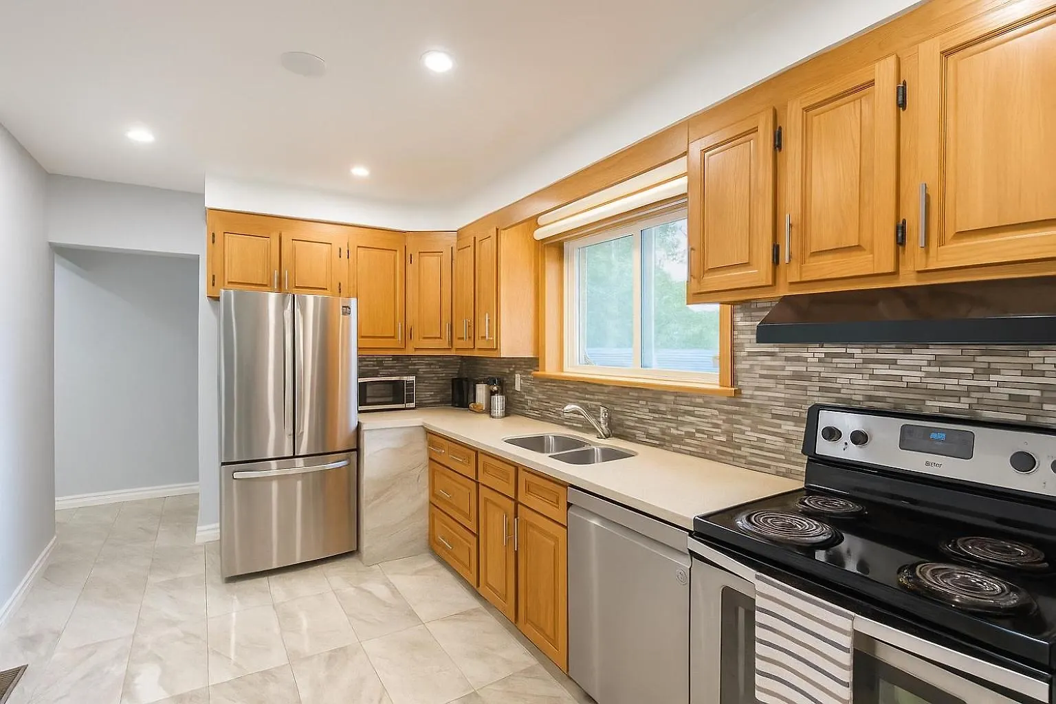 Newly Renovated Modern 3Br North York Bungalow Close To Rogers Stadium, Ttc Subway Access, Plus Wifi, Free Parking, Full Kitchen, Perfect For Family Travel, Group Trips Or Work Stays!