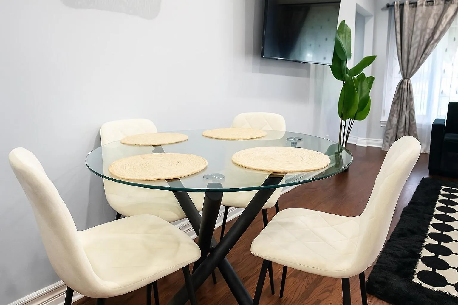 Nyaraló Newly Renovated Modern 3Br North York Bungalow Close To Rogers Stadium, Ttc Subway Access, Plus Wifi, Free Parking, Full Kitchen, Perfect For Family Travel, Group Trips Or Work Stays!